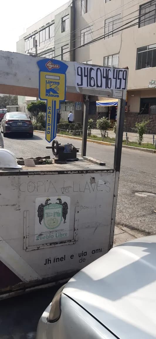 Cerrajero en pueblo libre